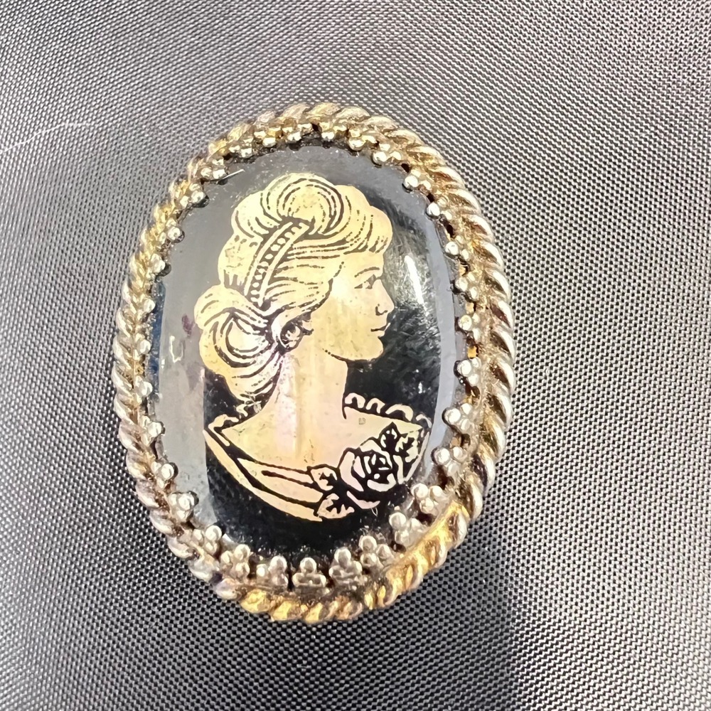 VTG Cameo Gold Tone Black White Lady Portrait Oval Rope Border Coquette Classic